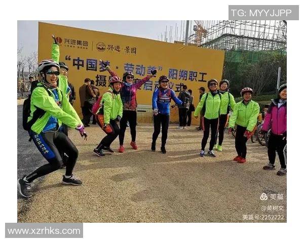 足球明星与路人亲密互动拍照视频记录温馨瞬间与快乐时光