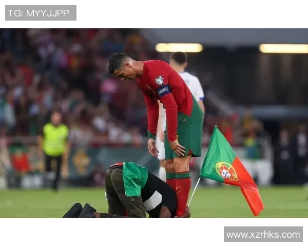 球迷冲进场内抢C罗球衣欧冠赛场上演奇葩一幕引发热议 球迷冲进场内抢C罗球衣欧冠赛场上演奇葩一幕引发热议